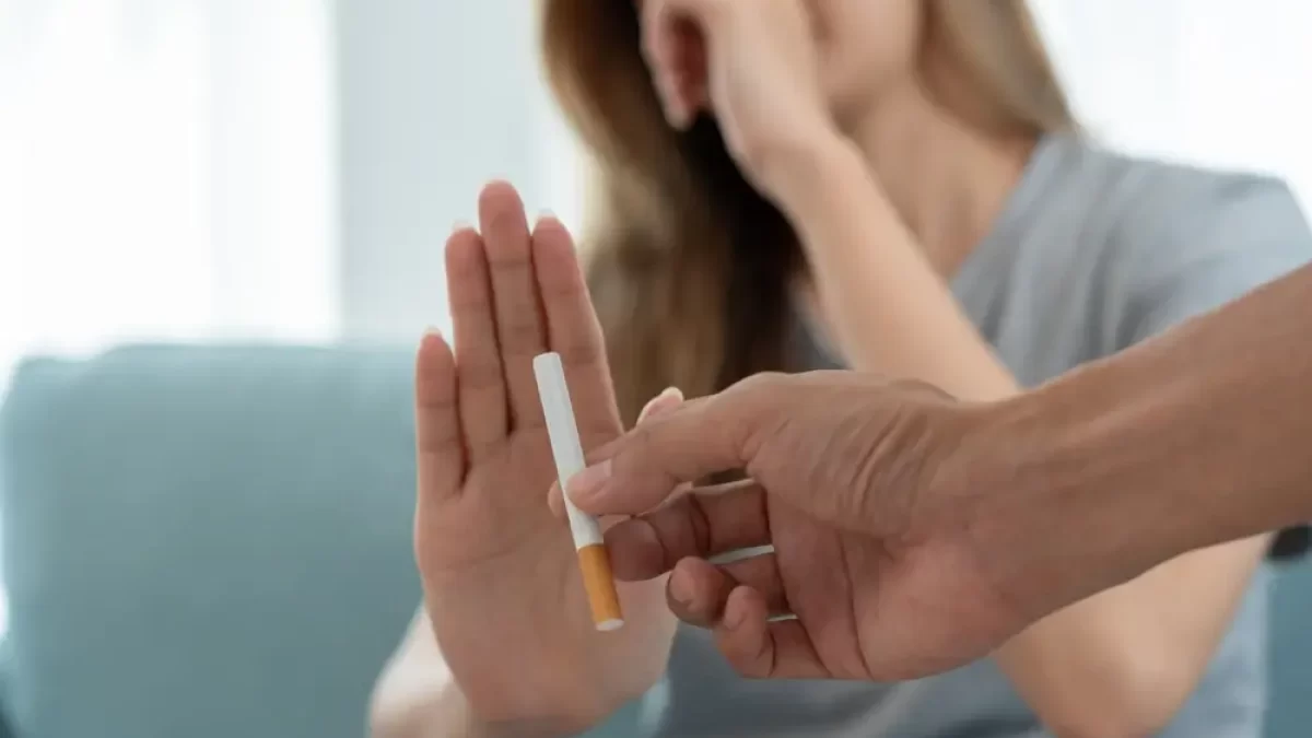 Žena odmítá cigaretu.