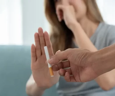 Žena odmítá cigaretu.