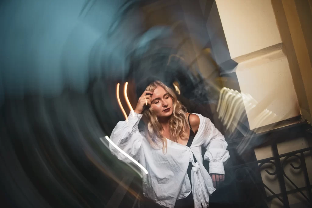 Při nedostatku tekutin můžeme být zmatení. Zdroj: Shutterstock - ByznysDeník Žena, které se točí celý svět.