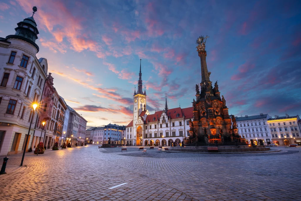 Oblíbené lázně jsou jen kousek od Olomouce. Zdroj: Shutterstock - ByznysDeník Náměstí ve městě Olomouc při západu slunce.