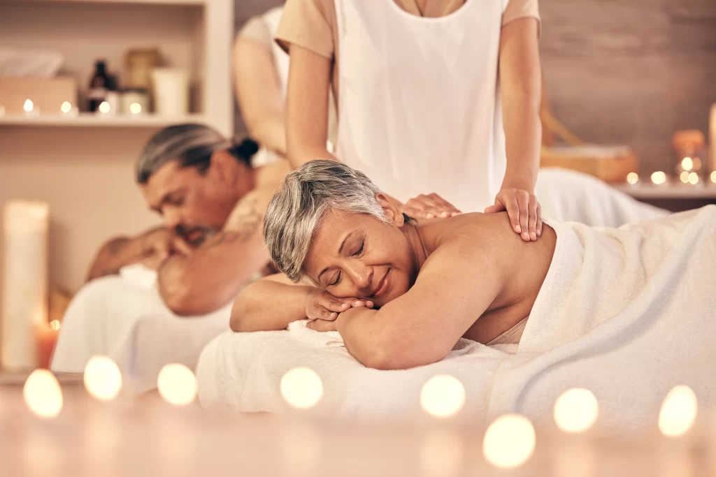 Každé z lázní mají jinou specializaci. Zdroj: Shutterstock - ByznysDeník Senioři během masáže.