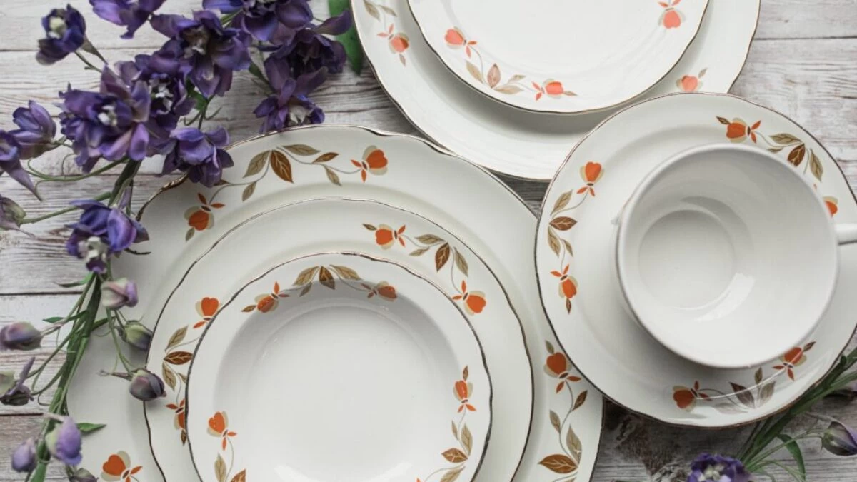 Vzácné porcelánové talíře a hrnky na stole
