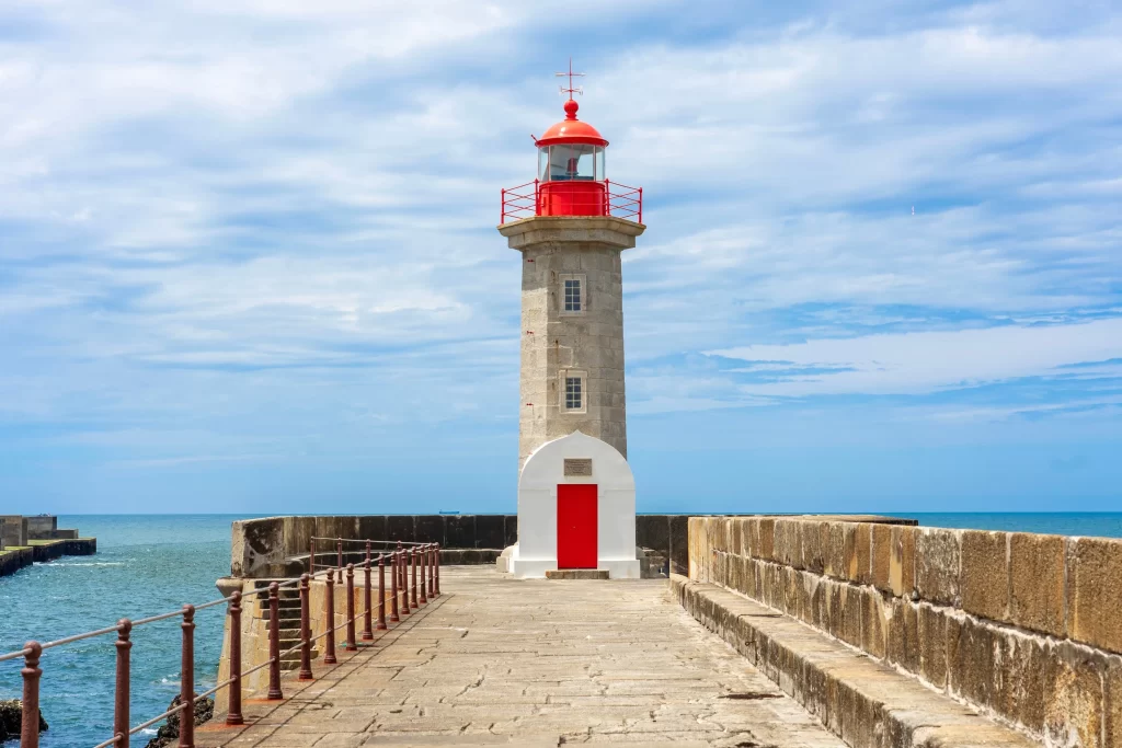 Portugalsko má spoustu nádherných míst. Zdroj: Shutterstock - ByznysDeník Maják v Portugalsku.