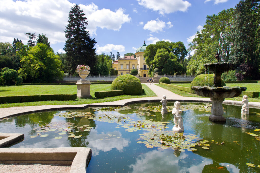 V parku zámku Buchlovice se můžete procházet i relaxovat, Zdroj: Shutterstock.com - ByznysDeník Buchlovice - část parku s fontánou