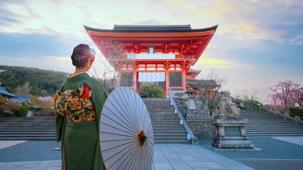 Žena s deštníkem u japonské svatyně.