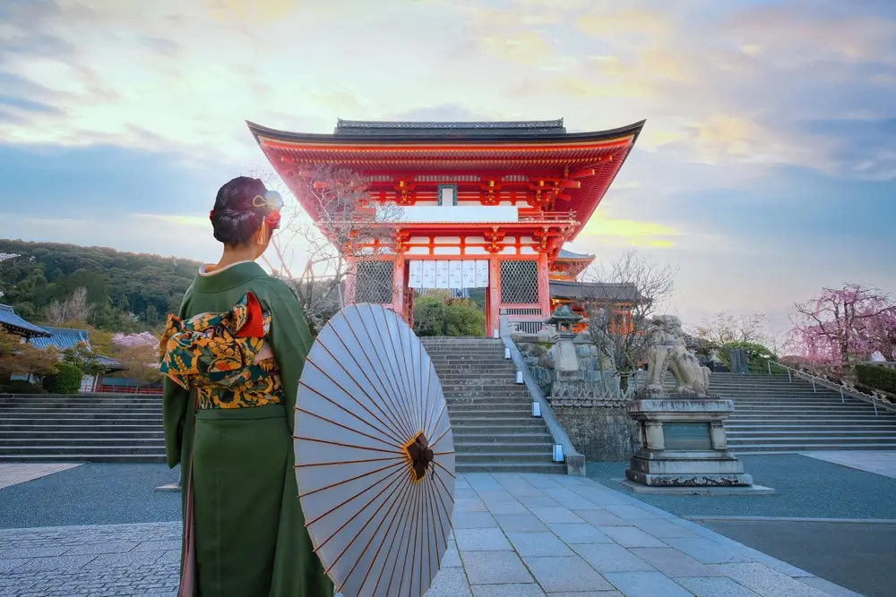 Žena s deštníkem u japonské svatyně.