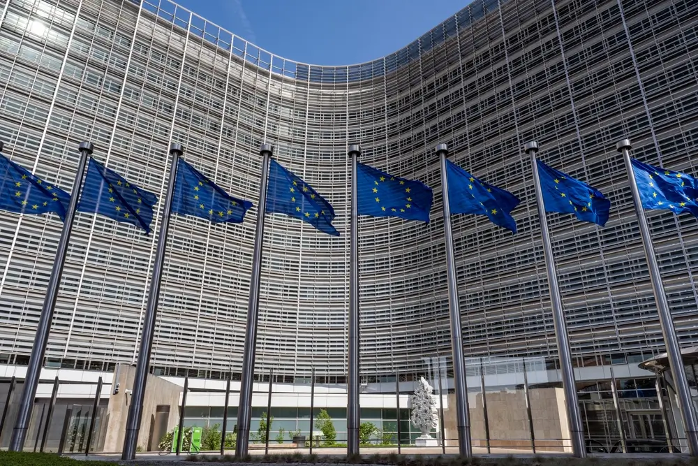 shutterstock_2403293263 - ByznysDeník Evropský parlament a 8 vlajek EU.
