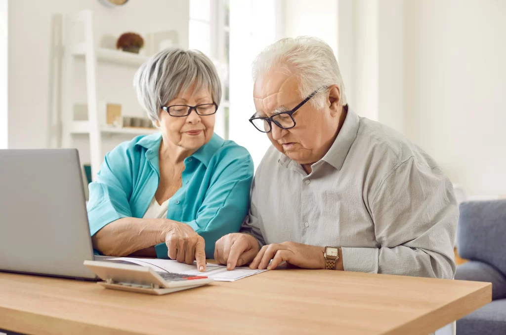 Spoření před důchodem vám ušetří spoustu starostí. Zdroj: Shutterstock - ByznysDeník Seniorský pár pracující na počítači.
