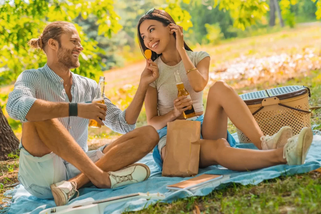shutterstock_2418756831 - ByznysDeník Muž a žena na pikniku