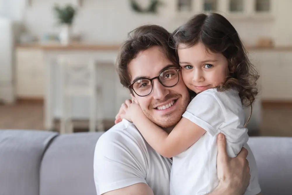 shutterstock_2447724987 - ByznysDeník Otec se objímá se svou malou dcerkou.