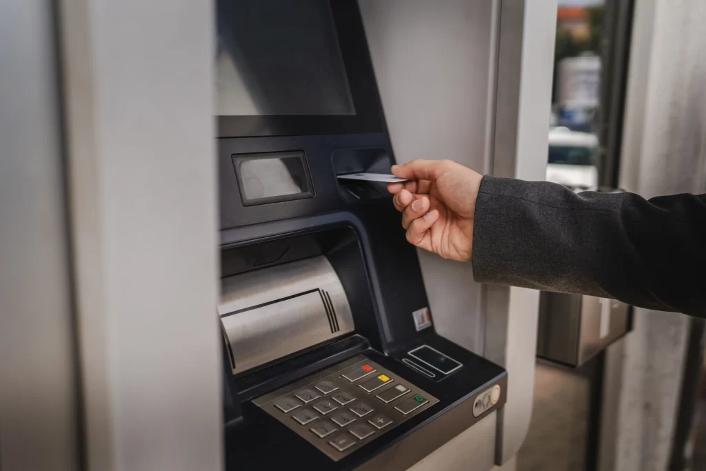 Díky digitálnímu euru nebudou bankomaty potřeba. Zdroj: Shutterstock - ByznysDeník Ruka vybírající peníze z bankomatu.