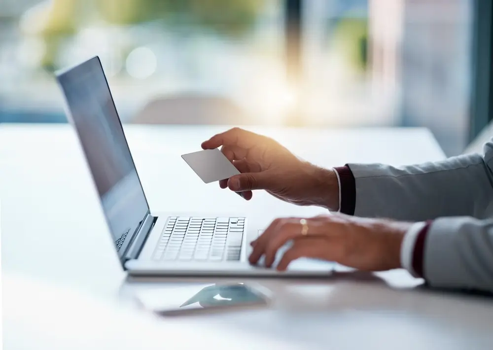 shutterstock_2473321027 - ByznysDeník Starší muž sedí u internetového bankovnictví na notebooku.