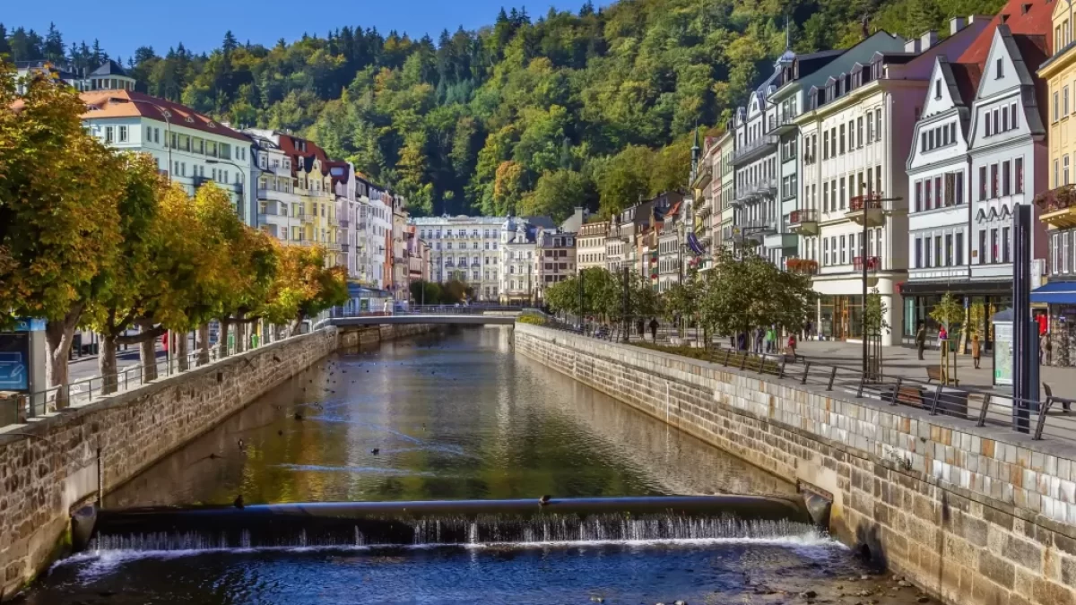 Karlovy Vary s řekou.