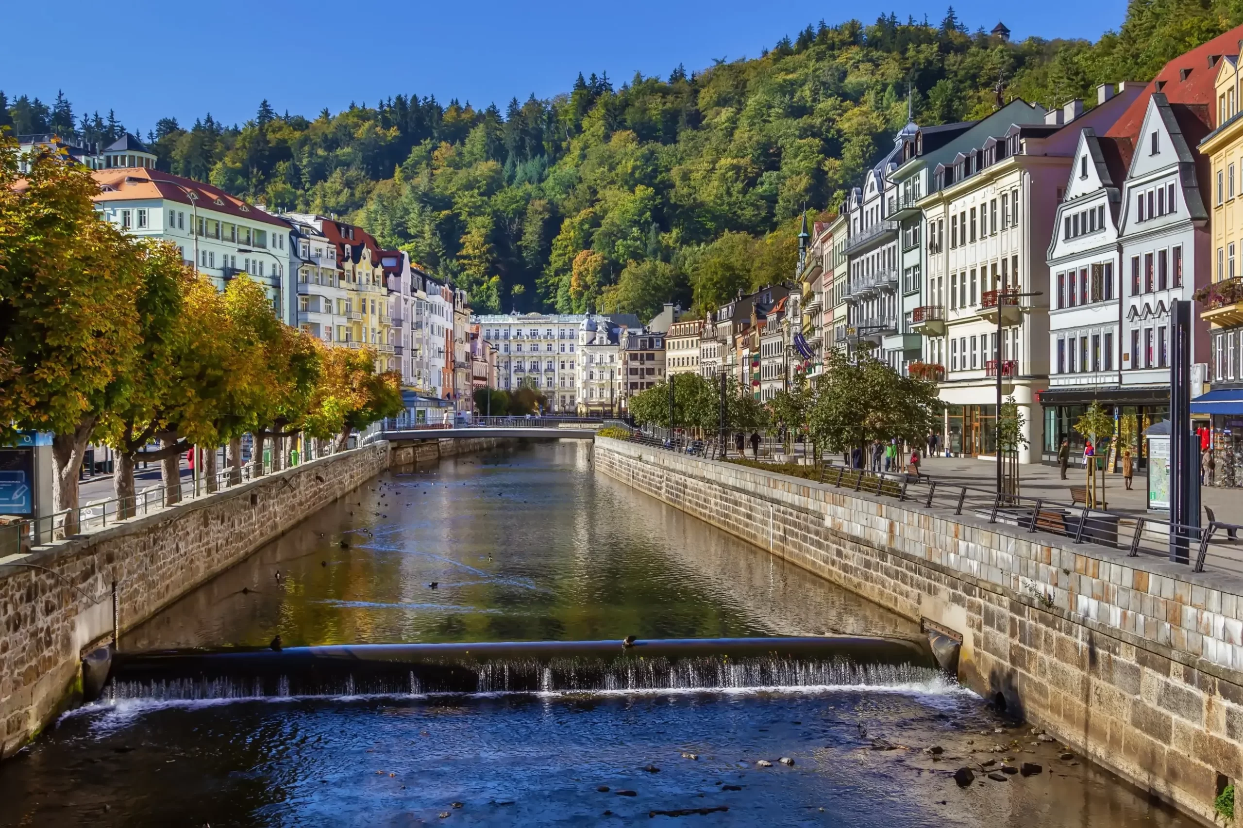 Karlovy Vary s řekou.