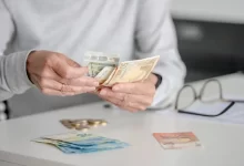 Starší ženy počítá peníze.