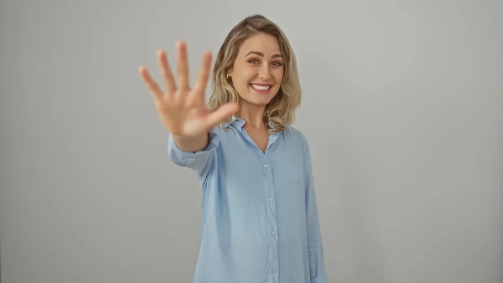 Šťastným číslem je číslo 5. Zdroj: Shutterstock - ByznysDeník Žena ukazující číslo 5.