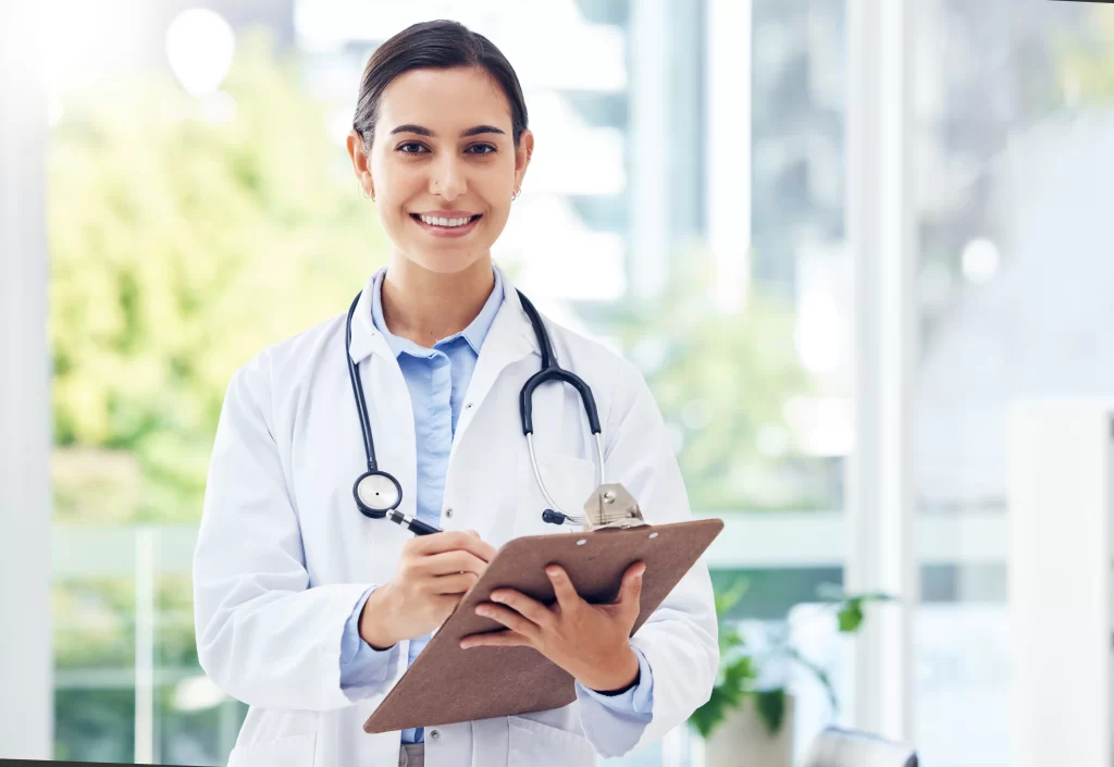 Pomůžou i dokumenty od lékaře. Zdroj: Shutterstock - ByznysDeník Doktorka s lékařskými dokumenty.