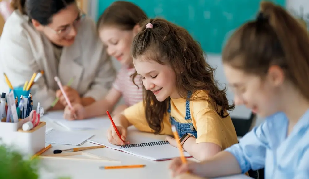 shutterstock_2493302217 - ByznysDeník Děti ve školce kreslí.