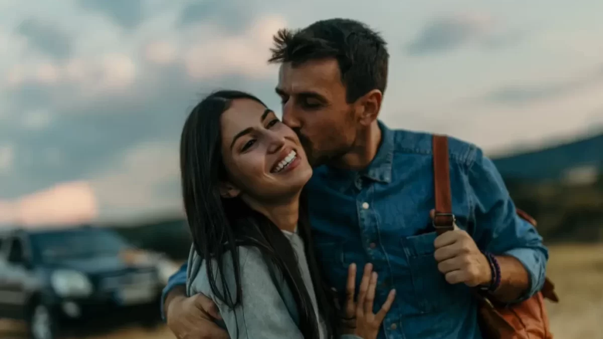 Muž dává pusu ženě na tvář