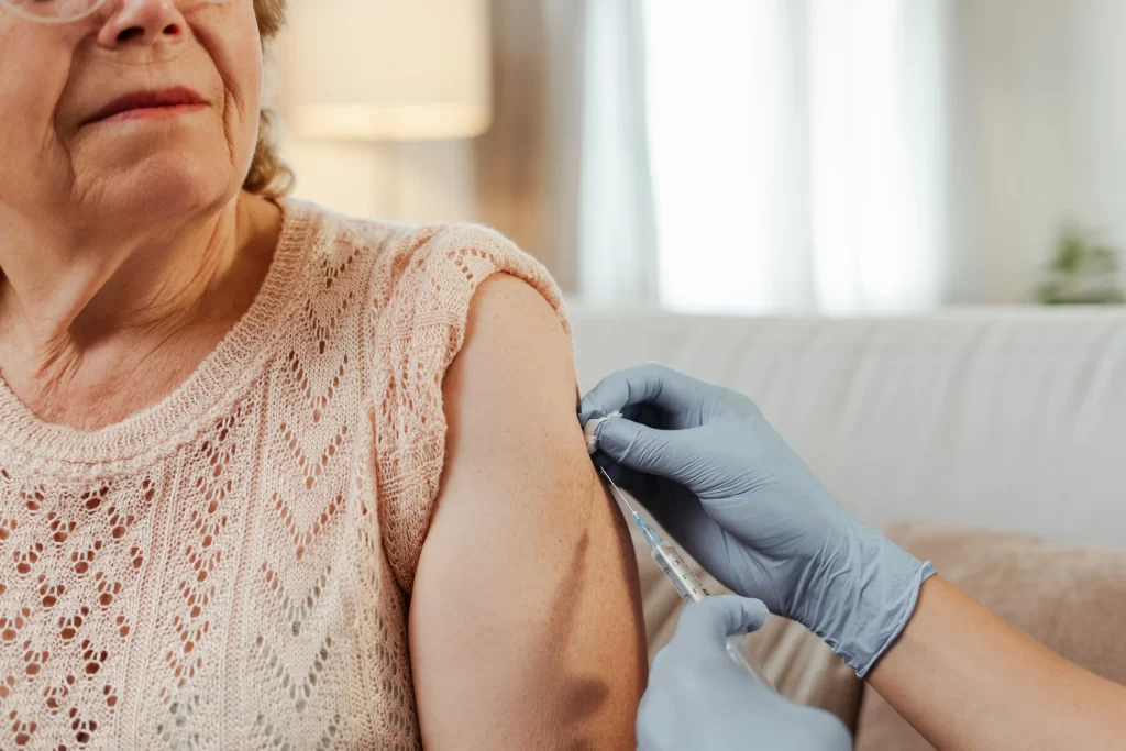 V domě seniorů musí být lidé očkováni proti hepatitidě typu B. Zdroj: Shutterstock - ByznysDeník Žena dostávající injekci.
