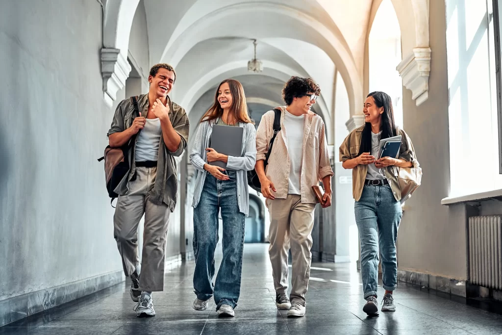 shutterstock_2504040795 - ByznysDeník studenti na vysoké škole