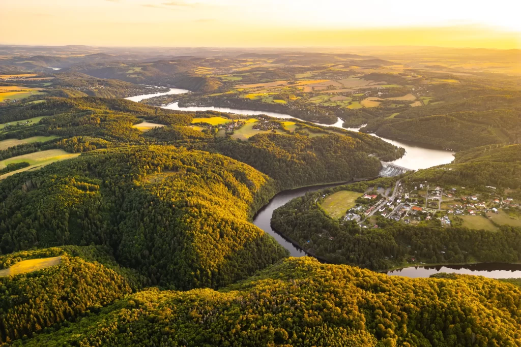 Kolem Vltavy je krásná příroda. Zdroj: Shutterstock - ByznysDeník Příroda kolem řeky Vltavy.