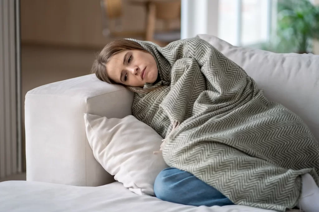 shutterstock_2528668039-2 - ByznysDeník Žena zabalená v dece