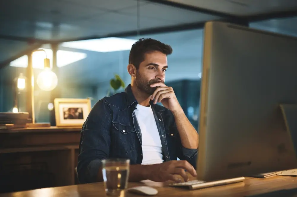 shutterstock_2534641281 - ByznysDeník Muž pracuje u PC.
