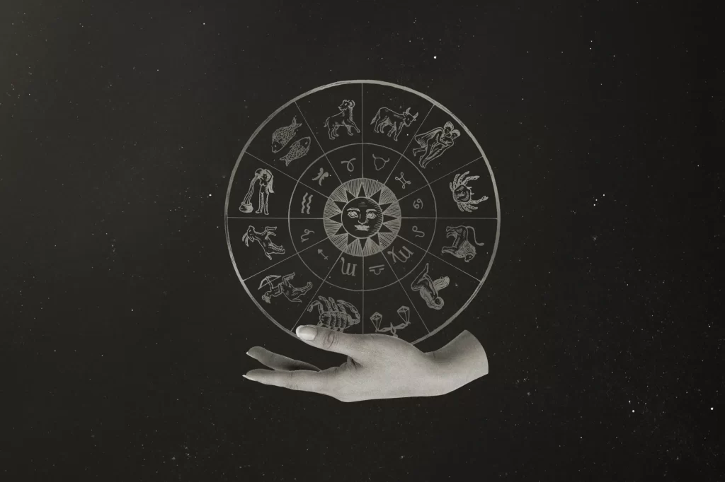 Astrologie je plná tajemství. Zdroj: Shutterstock - ByznysDeník Znamení zvěrokruhu položená na ruce.