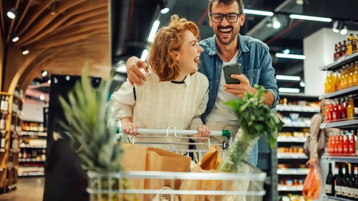 pár lidí nakupuje v supermarketu