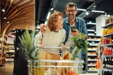 pár lidí nakupuje v supermarketu