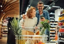 pár lidí nakupuje v supermarketu