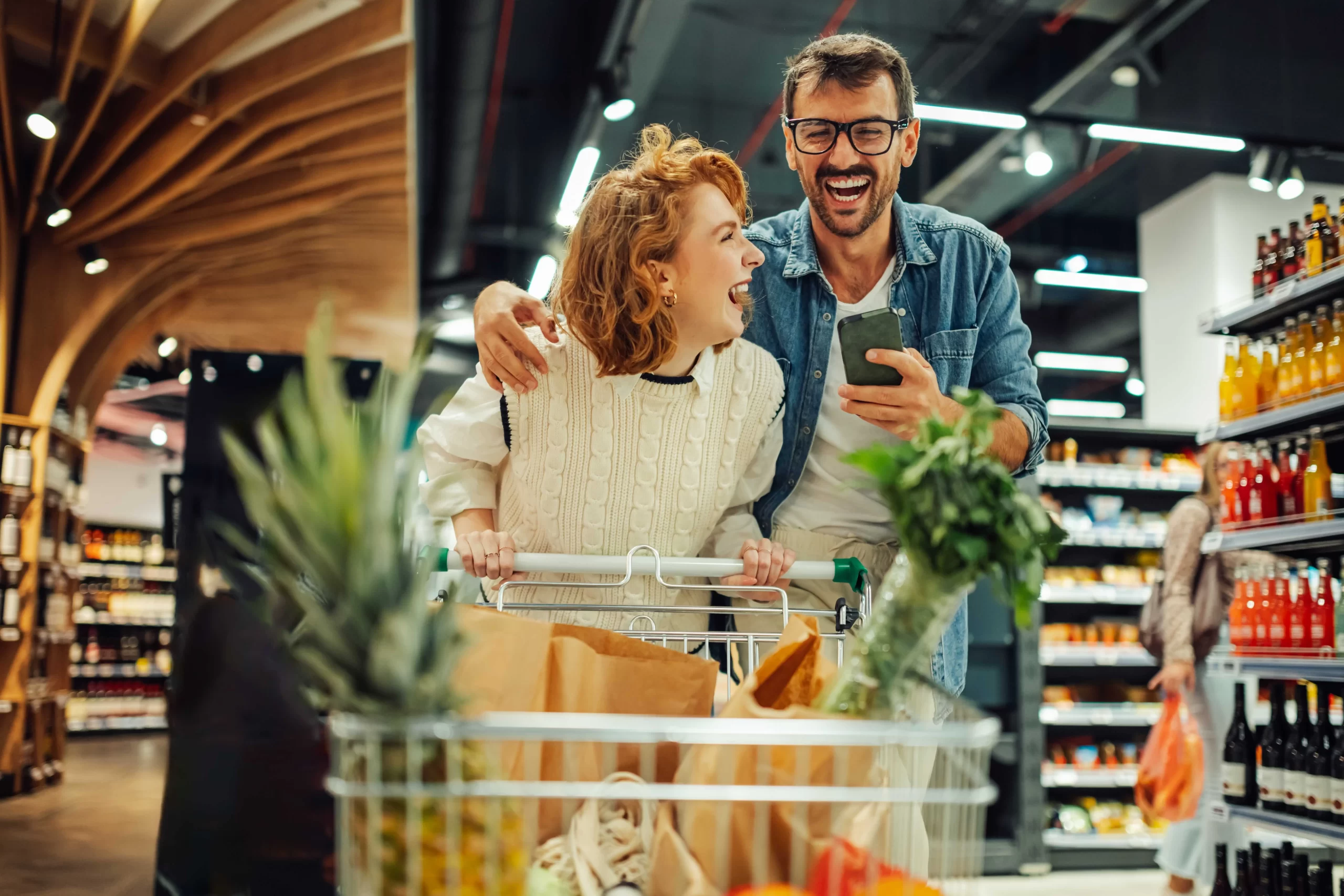pár lidí nakupuje v supermarketu