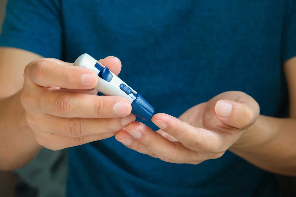 shutterstock_2562872143_optimized - ByznysDeník diabetik si měří hladinu cukru