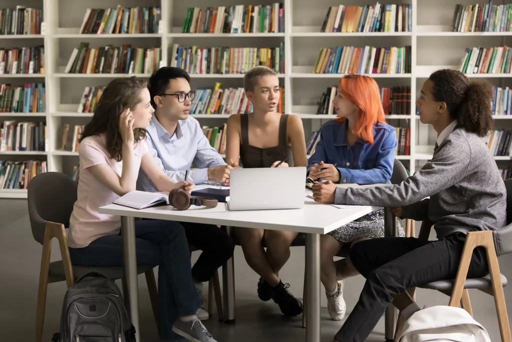 shutterstock_2566357483 - ByznysDeník studenti se učí