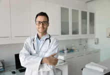 mladý lékař v ordinaci
