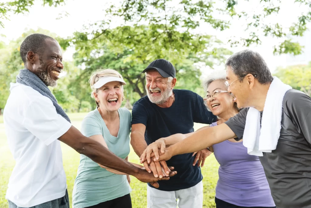 shutterstock_2575439349 - ByznysDeník parta seniorů