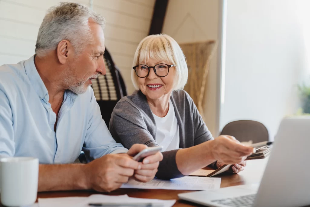 Způsobů, jak spořit, je hned několik. Zdroj: Shutterstock - ByznysDeník Seniorský pár, který probírá dokumenty.