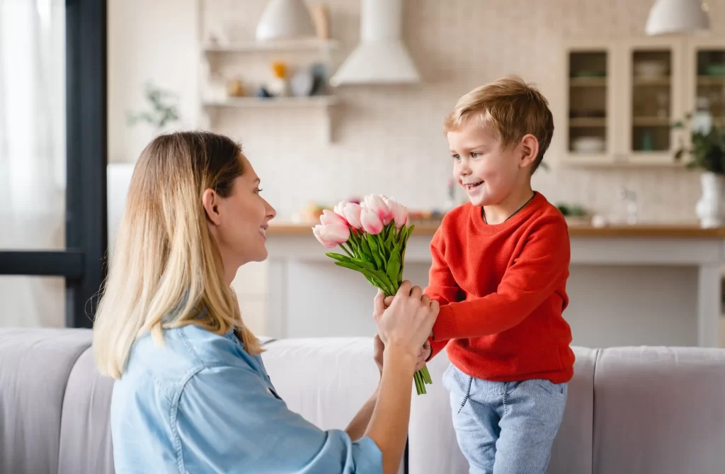 shutterstock_2594375157 - ByznysDeník žena se synem