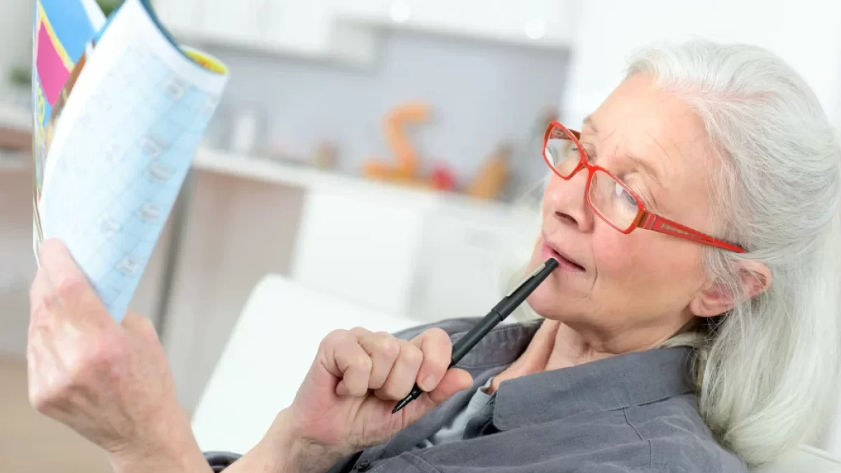 Žena luštící kvíz.