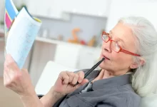 Žena luštící kvíz.