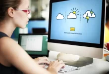 Žena sedí u PC, kde jsou symboly počasí.