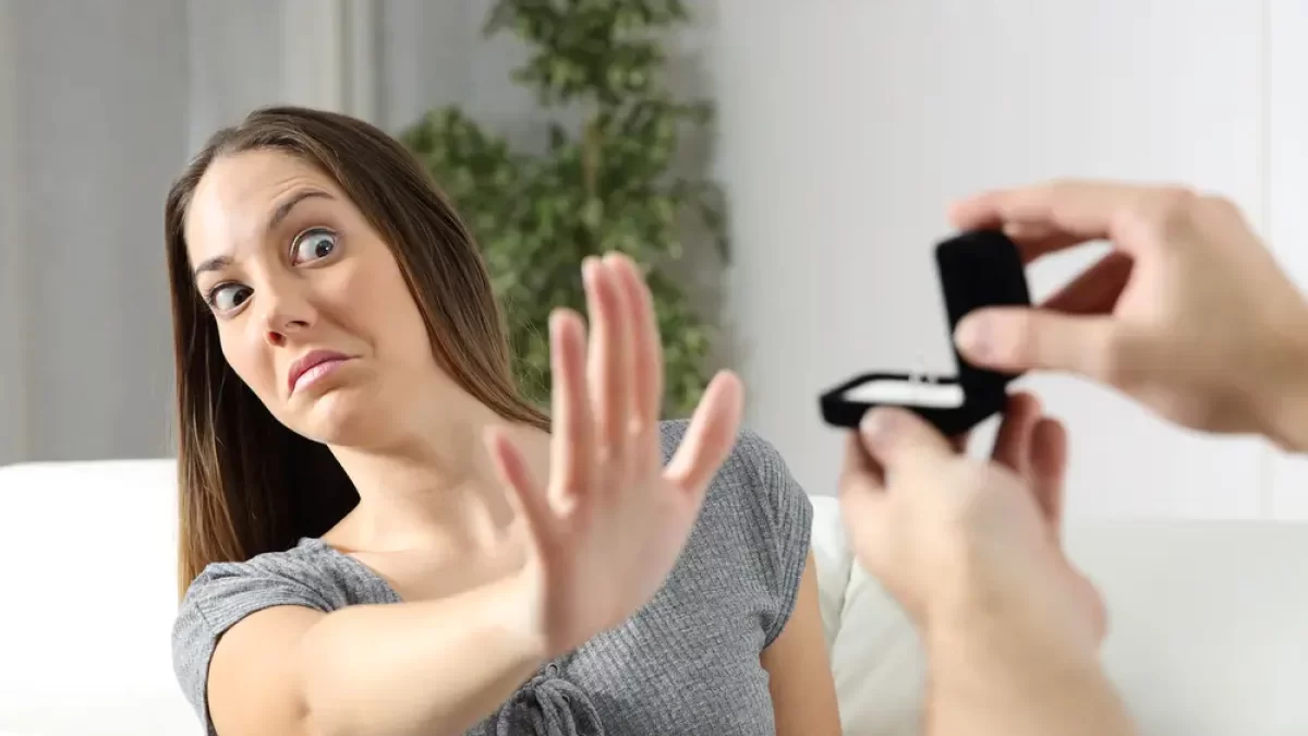 Žena odmítá zasnoubení.