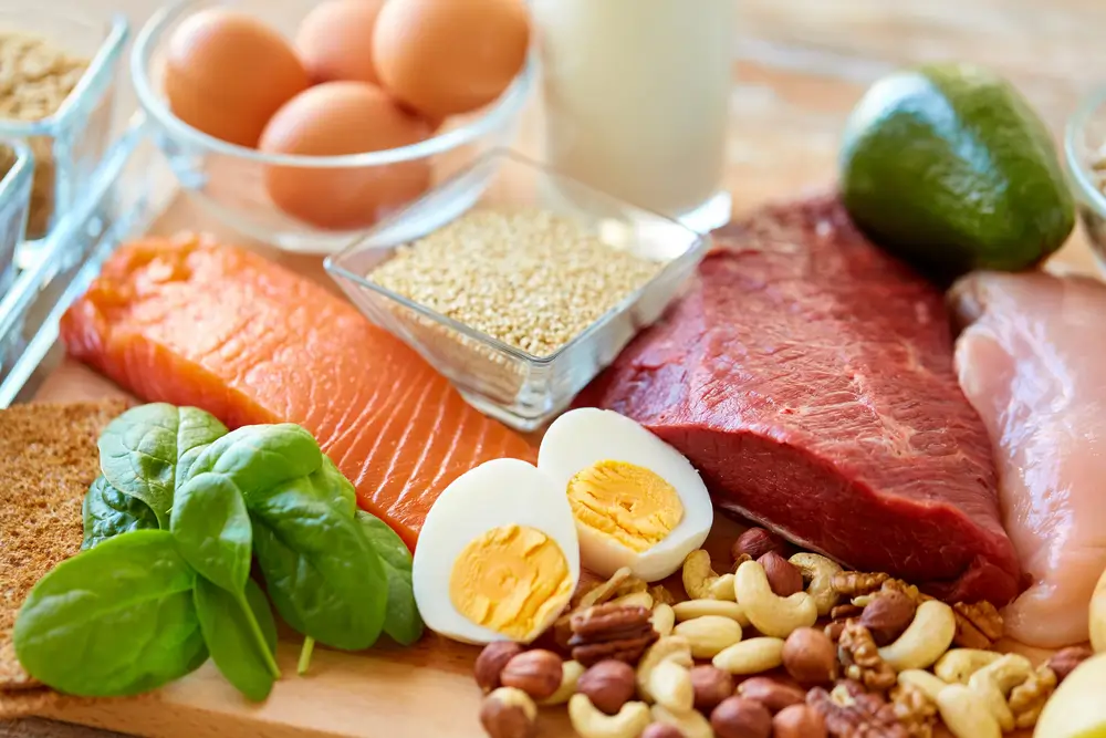 shutterstock_684710068 - ByznysDeník Stůl se zdravými pokrmy.