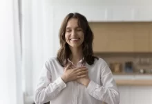 Žena pociťuje úlevu