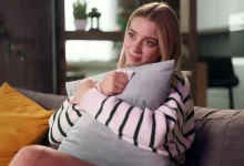 Dojatá žena sleduje televizi