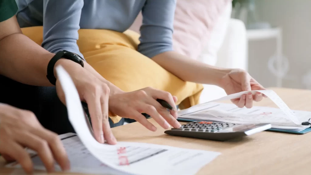 Shutterstock_2371621851 - ByznysDeník Pár počítá finance