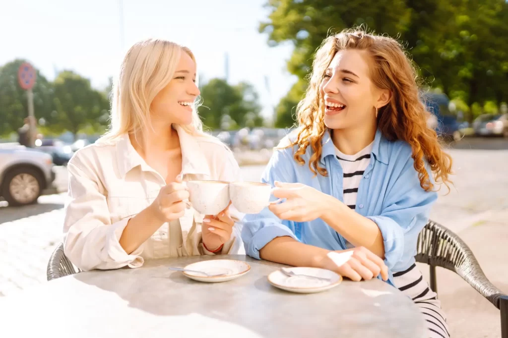 Shutterstock_2477598837 - ByznysDeník Dvě ženy si povídají