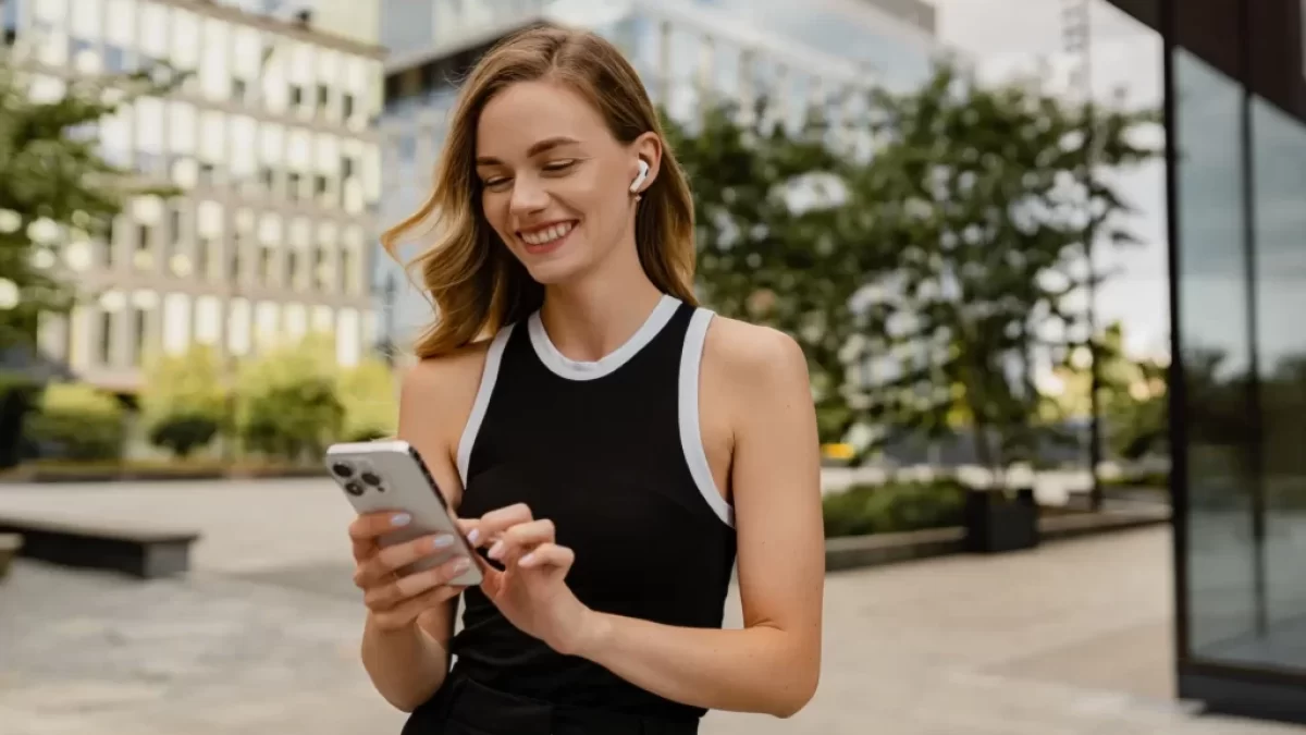 Mladá žena se dívá do telefonu