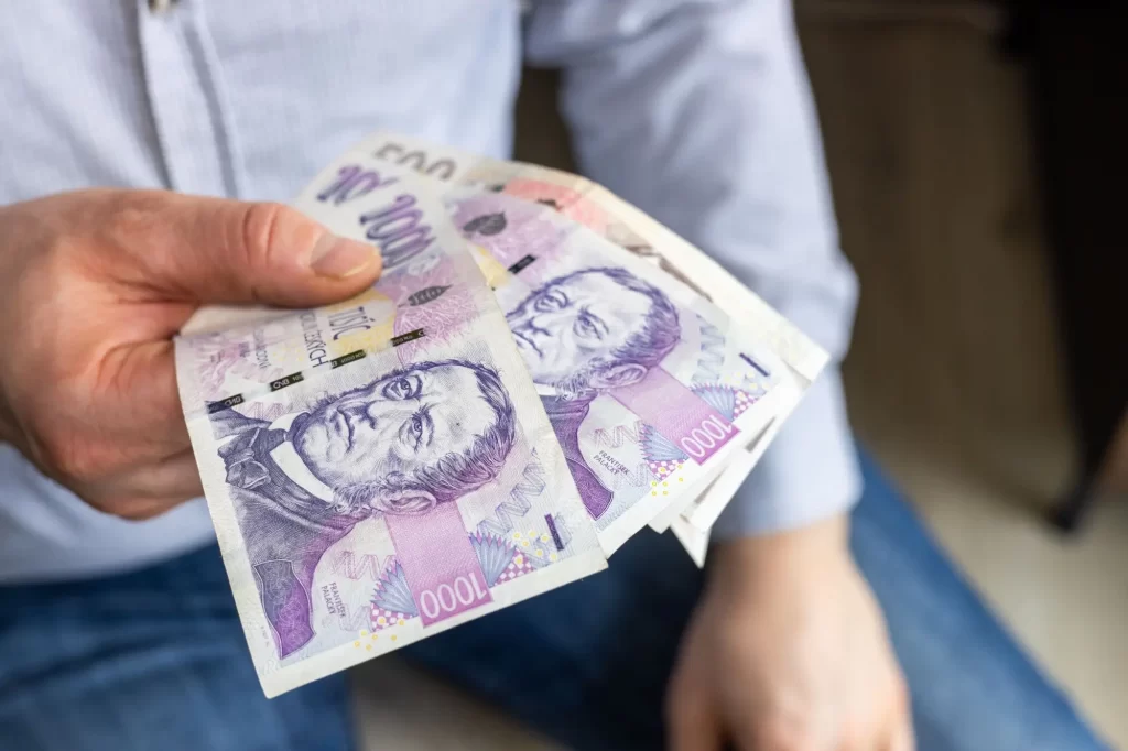 Shutterstock_2583344281 - ByznysDeník Peníze v ruce